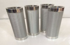 How are stainless steel sintered mesh filter cartridges used in the petrochemical industry?